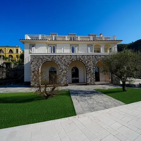 Modern & Private In Unique Location, Pool And Sunset Terrace סורנטו