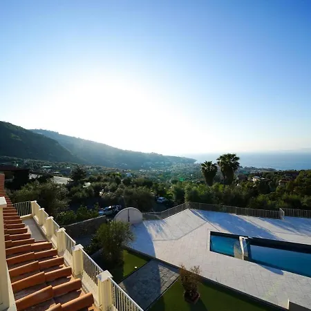 Modern & Private In Unique Location, Pool And Sunset Terrace סורנטו